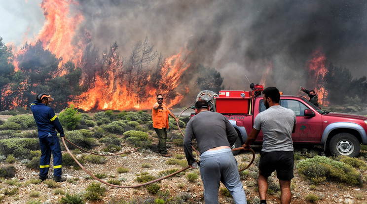 Sok helyen önkéntesek küzdöttek, hevenyészett védőfelszerelésben a lángok ellen /Fotó: MTI-EPA/Vassilis Psomas