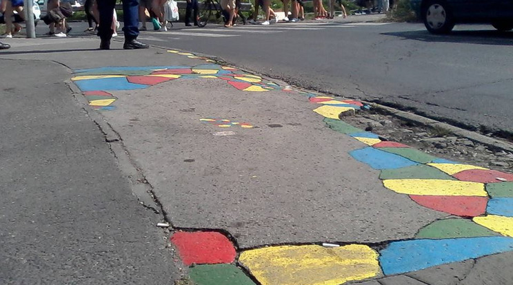 Ilyen színesre akarták festeni a járdát Pécsett is /Fotó: Facebook - Magyar Kétfarkú Kutya Párt