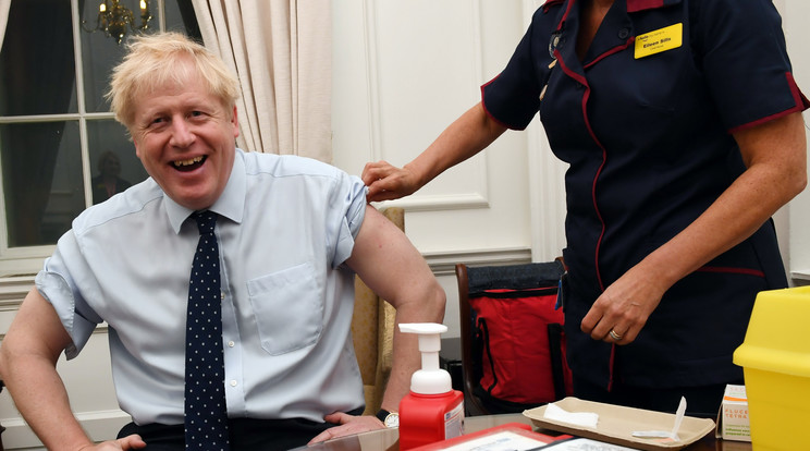 Boris Johnson brit kormányfő megmutatta, hogy egy szúrást kibír a rendezett  Brexitér/ Fotó: MTI