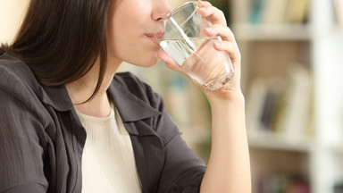 Czy picie ciepłej wody pomaga schudnąć? Dietetyczka mówi wprost