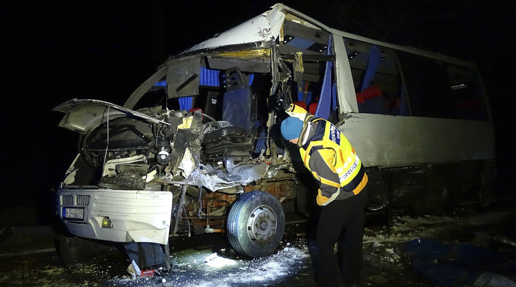 Mint látható, a busz eleje teljesen összeroncsolódott a balesetben /Fotó: MTI-Donka Ferenc