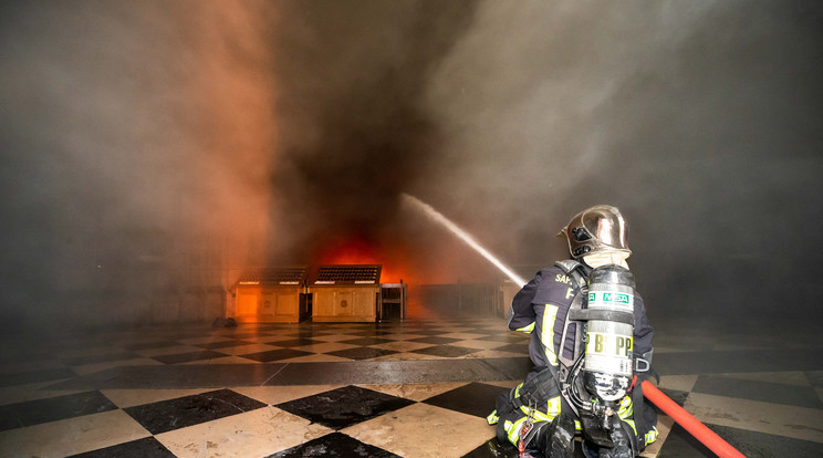 A többszáz tűzoltónak órákba tellett, mire meg tudták fékezni a lángokat /Fotó: MTI/Benoit Moser