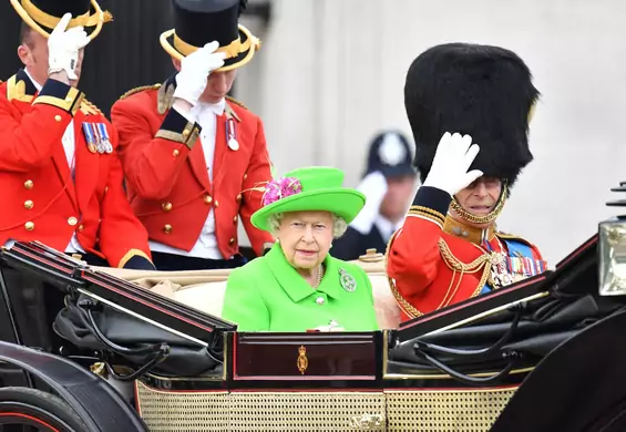 Królowa Elżbieta II w kolorze "greenscreen". Internauci zaatakowali przeróbkami