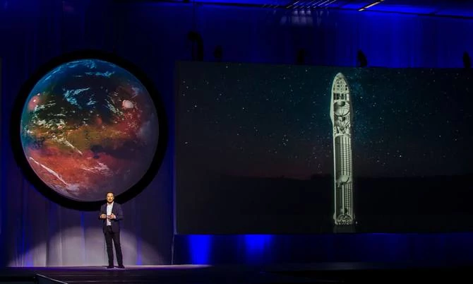 Elon Musk w trakcie wystąpienia na Międzynarodowym Kongresie Astronomicznym