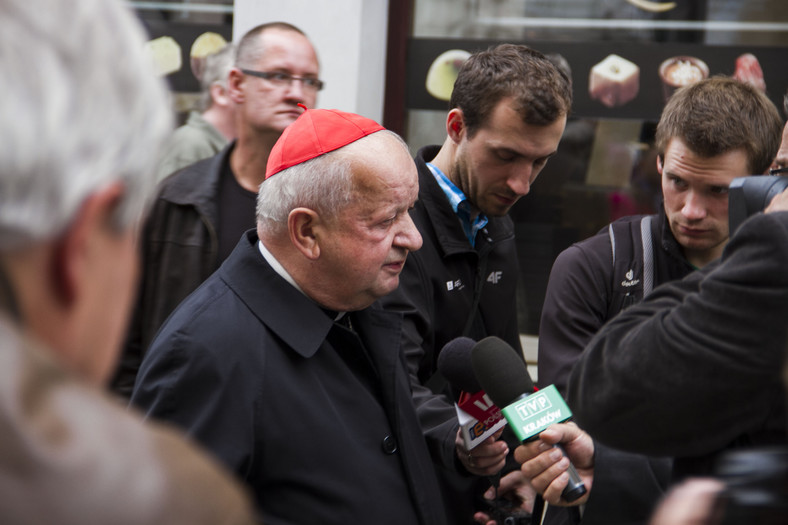 Kardynał Stanisław Dziwisz znalazł się w ogniu krytyki po kazaniu podczas Drogi Krzyżowej w Wielki Piątek