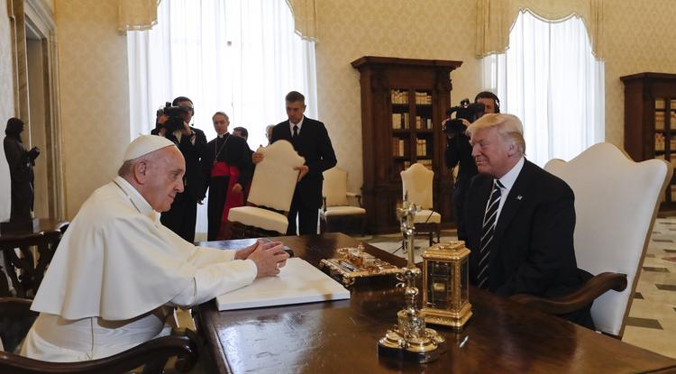 Ferenc pápa magánkihallgatáson fogadja Donald Trump amerikai elnököt
