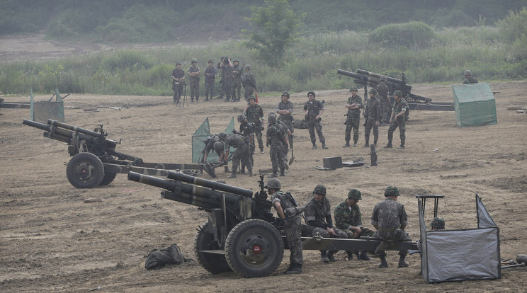 Dél-koreai katonák gyakorlatoznak egy105 milliméteres ágyúval / Fotó: MTI