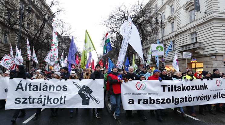 A szakszervezetek tüntetéséhez január 5-én sok ezer ember csatlakozott Budapesten / Fotó: Fuszek Gábor