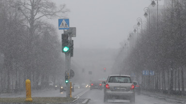 IMGW wydaje ostrzeżenia drugiego stopnia. Spadnie dużo śniegu