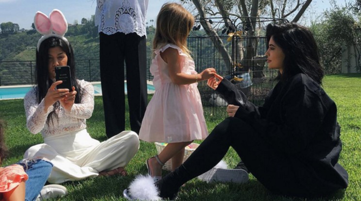 Kourtney és Kylie nyuszis kiegészítőkkel várta az ünnepet / Fotó: Instagram