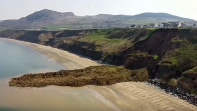 W Walii zawalił się klif. Na plażę runęła część posesji. Ewakuowano mieszkańców. "Szok życia"