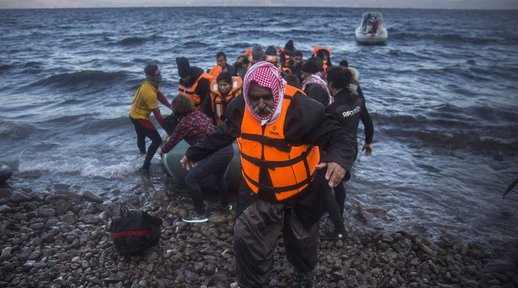 Ez a fotó pénteken készült Leszbosz szigeténél. A hidegben is százszámra érkeznek Törökországból a menekültek/ Fotó: MTI