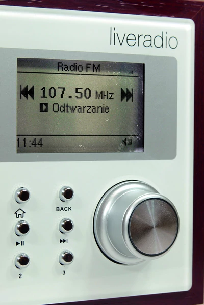 Wciskane pokrętło i kilka przycisków umożliwiają dosyć wygodne sterowanie urządzeniem Orange Liveradio