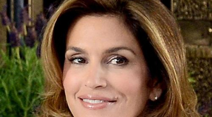 Cindy Crawford ötvenesen is vetkőzik