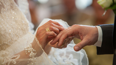 Młodzi Polacy nie chcą brać ślubu — ani cywilnego, ani kościelnego