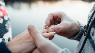 Czy na pierścionek zaręczynowy trzeba wydać trzy wypłaty? Wiemy, skąd wziął się ten mit