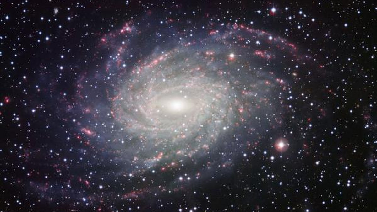 Astronomowie z Europejskiego Obserwatorium Południowego ESO wykonali zdjęcie galaktyki spiralnej, które pokazuje jak mogłaby wyglądać Droga Mleczna, gdybyśmy mieli szansę spojrzeć na nią z zewnątrz.