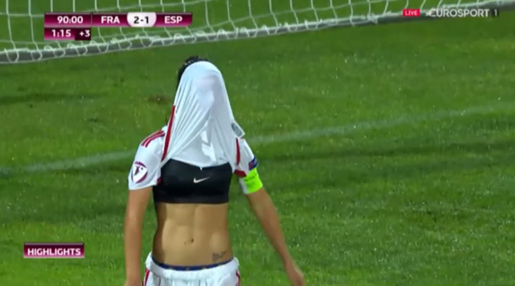 A kihagyott helyzet után még az arcát is eltakarta a dögös focista lány/ Fotó - Eurosport
