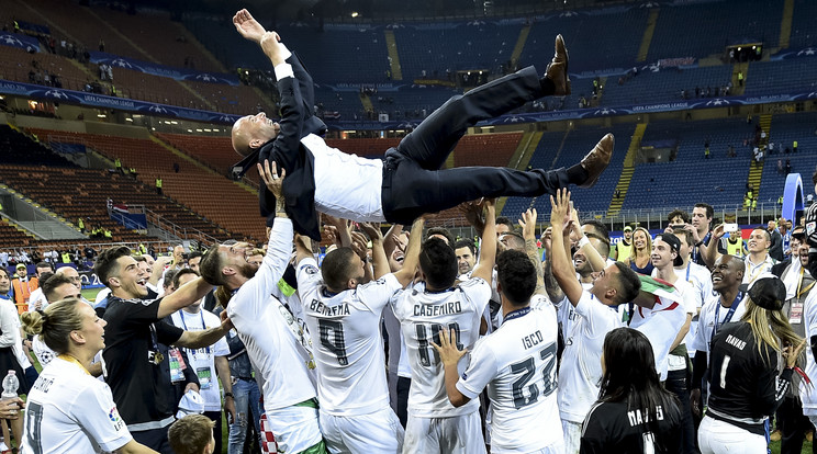 A Real Madrid labdarúgói a diadal után a lebegőbe dobálták Zinédine Zidane vezetőedzőt /Fotó: AFP