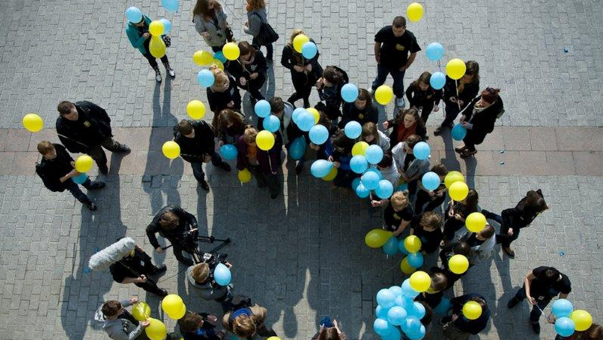 Możliwość zdobycia doświadczenia, stania się współtwórcą dynamicznie rozwijającej się imprezy filmowej, poznanie wybitnych osobistości kina, ale również szansa na stałą pracę lub zagraniczne praktyki u boku twórców światowej sławy. Wszystkie te możliwości czekają na każdego, kto zgłosi się na wolontariat Off Plus Camera.