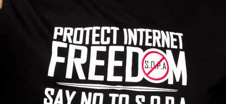 Sprzeciw o wolność internetu z koszulkami w tle