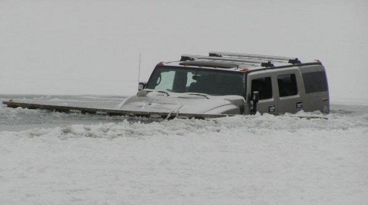 Hummer a balatonban