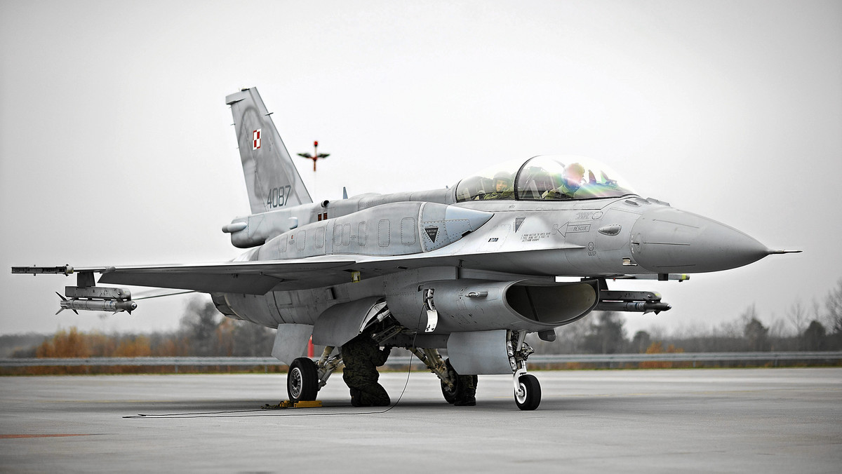 Na początku czerwca lotnicy polskich Sił Powietrznych po raz pierwszy wezmą udział w elitarnych ćwiczeniach "Red Flag" na Alasce. Osiem maszyn F-16 "Jastrząb" i 24 polskich pilotów będzie ćwiczyć z sojusznikami z USA i innych państw.