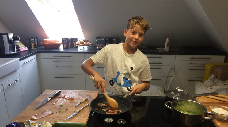 A fiú egész nyáron
gyakorolt, hogy ne
süljön fel a TV2 műsorában, manapság 
már a Schobert család vacsoráját is elkészíti időnként /Fotó: Tv2
