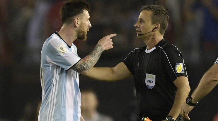 Nem úgy tűnik, mintha Messi óvatosan beszélne az asszisztenssel /Fotó: AFP