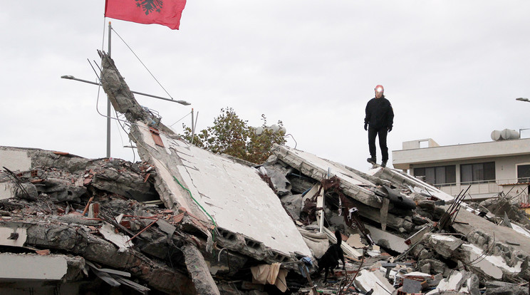 Áldozatokat keres a romok között egy horvát kutyás mentő Durresben november 28-án, miután két nappal korábban földrengés volt 6,4-es erősségű földrengés volt Albánia nyugati részén. Legalább negyvenegy ember életét vesztette, több mint hétszázötven megsérült /Fotó: MTI/EPA/Malton Dibra
