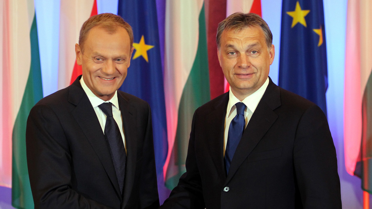 Premier Donald Tusk oświadczył po spotkaniu z premierem Węgier Viktorem Orbanem, że nasi przyjaciele Węgrzy sprawowali prezydencję "w bardzo trudnym czasie właściwie bezbłędnie". W ten sposób Węgry oficjalnie przekazały Polsce przewodnictwo w UE. Podczas wspólnej konferencji nastąpiła wymiana prezentów. Premier Węgier przekazał Donaldowi Tuskowi beczkę wina, a polski premier przekazał Viktorowi Orbanowi polską szablę.