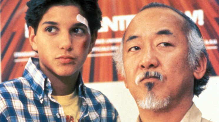 A legendás, 1984-es filmben a főhős Ralph Macchio (balra) mellett Pat Morita alakította a nölcs Miyagi mestert /Fo­tó: AFP