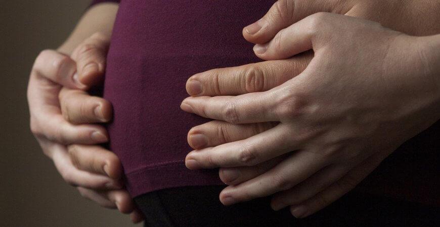 Élő adásban jelentette be a magyar műsorvezető, hogy első babáját várja. Gratulálunk!