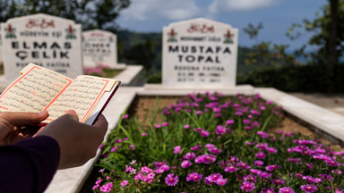 Groby bez trumien, pogrzeby bez kobiet i modlitwa po 40 dniach. Ostatnie pożegnanie w Turcji