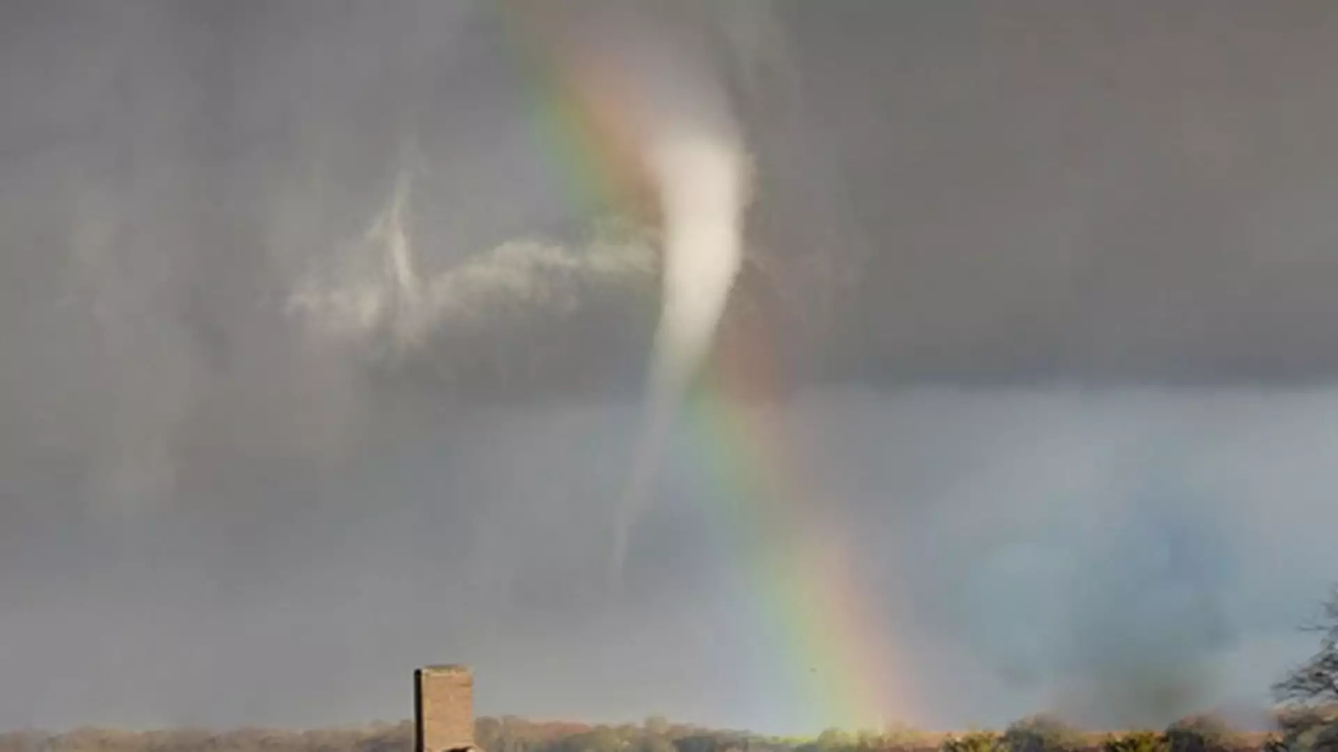 Zobacz zdjęcie szczęśliwca, który uchwycił tornado i tęczę na jednej fotce