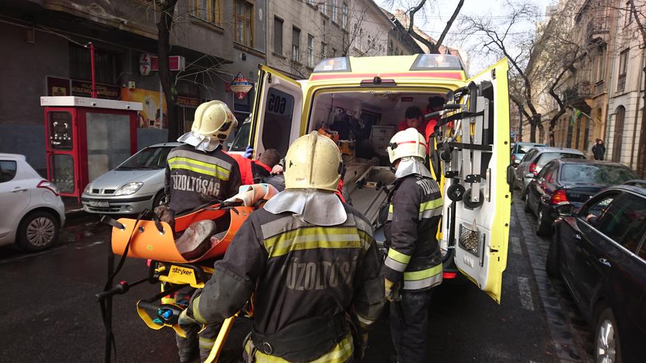 Súlyos sérüléseket szenvedett egy idős férfi mikor beszakadt alatta a lépcső