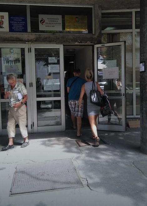 Ulaz u zgradu u kojoj su filijale RFZO i fond PIO u Nišu