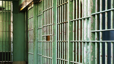 Francja: parlament przyjął prawo zmniejszające przepełnienie więzień