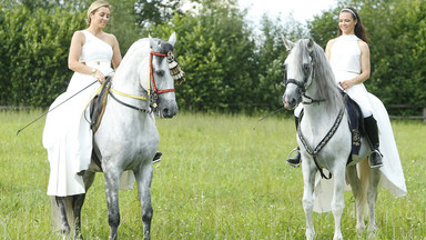 Karolina Ferenstein-Kraśko i Kinga Rusin
w białych sukienkach. Która ładniej wyglądała?