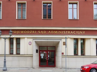 Sąd administracyjny, którego zadaniem jest kontrola działania administracji, nie może wychodzić z założenia, że organ działa zgodnie z prawem. Nie może przyjmować, że poza zgłoszonym nowym dowodem, będącym przesłanką wznowienia postępowania, cała decyzja wydana przez organ jest zgodna z prawem