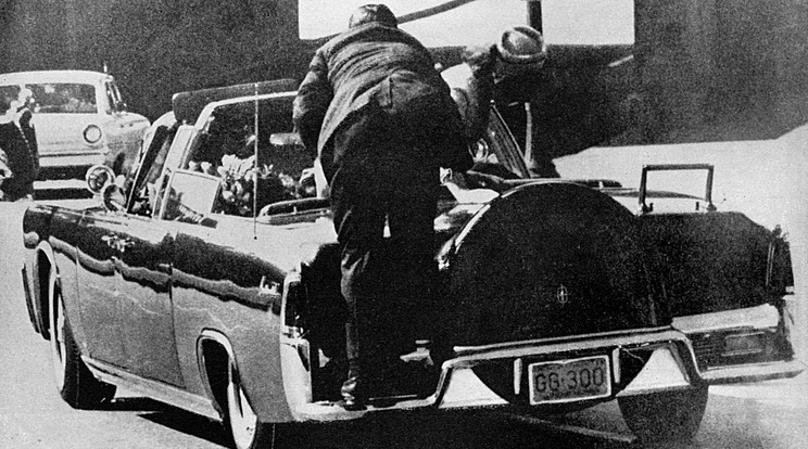 Kennedy elnököt
nem tudta megvédeni Hill (háttal), de
a first ladyt, Jackie-t megóvta a testével /Fotó: Profimedia - Reddot