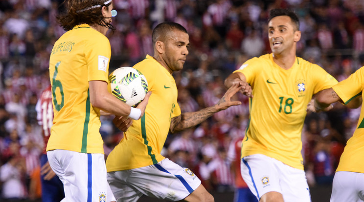 Dani Alves(középen) egyenlített a meccs végén /Fotó: AFP