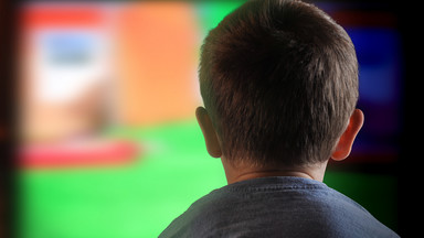 O zgubnych skutkach zezwalania dzieciom na oglądanie telewizji ponad miarę i korzystanie z komputerów oraz tabletów