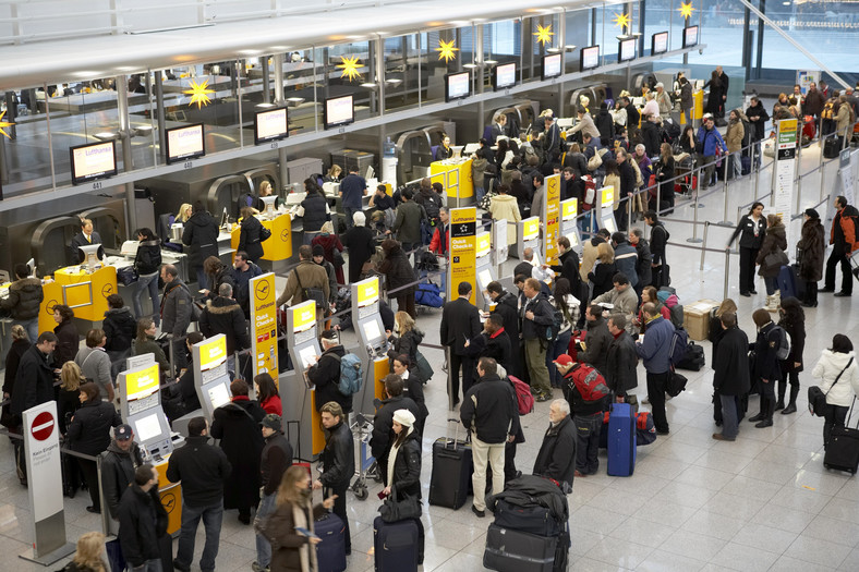 Pasażerowie czekający na odprawę na jednym z europejskich lotnisk