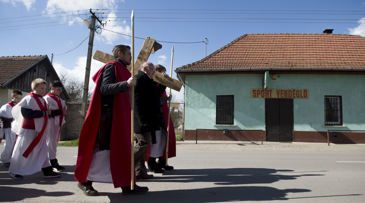 Továbbra is dolgozni kell Krisztus kereszthalálának napján / Fotó: MTI-Koszticsák Szilárd