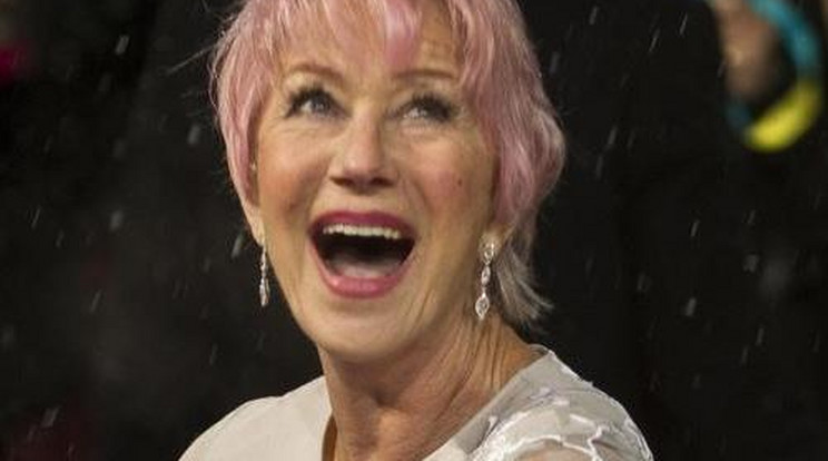 Rózsaszínre festette haját az idős színésznő
