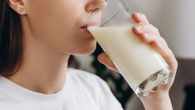 Mleko zmniejsza ryzyko cukrzycy? Jest jednak jedno "ale": tylko u osób z nietolerancją laktozy. "Spożycie wpływa na skład flory jelitowej"