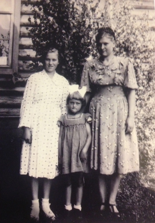 Janka, Stasia i Irena - trzy siostry tuż przed powrotem do Polski. Najstarsza, Janka (z prawej), do zdjęcia włożyła ulubioną zieloną sukienkę