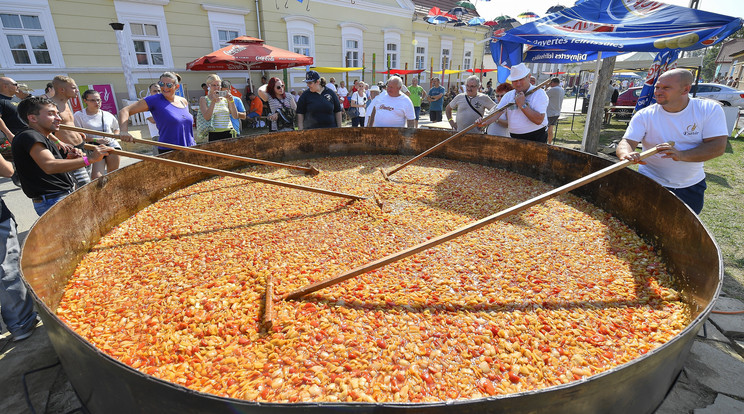 Az észtári lecsófesztiválon gigászi kondérba főtt a sokezer adag lecsó