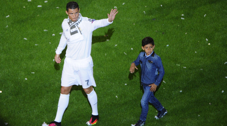 Cristiano Ronaldo és Cristiano Junior /Fotó: AFP